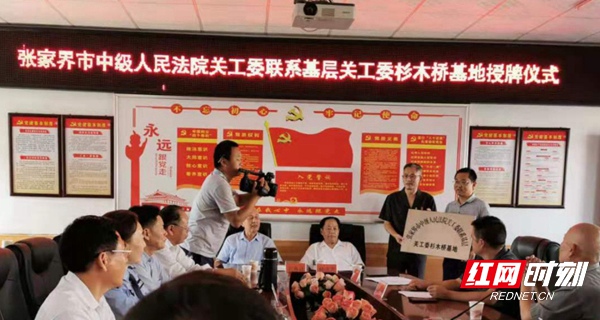 授牌.jpg 授牌.jpg