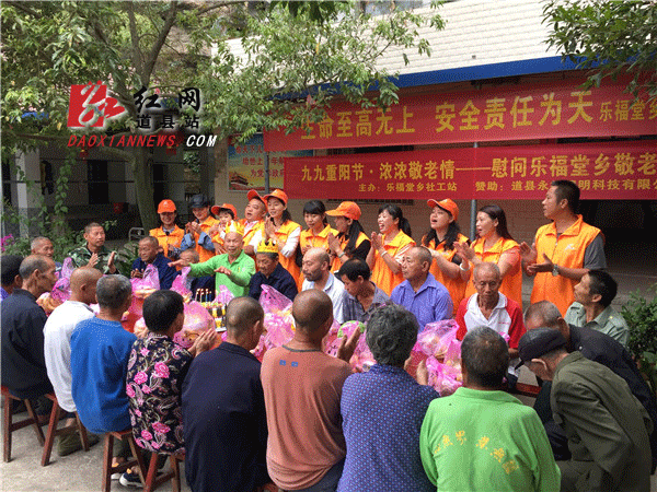 志愿者和老人一起互动表演小节目.gif 志愿者和老人一起互动表演小节目.gif