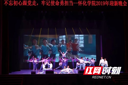 舞蹈《芳华》。（易灵 摄）.jpg