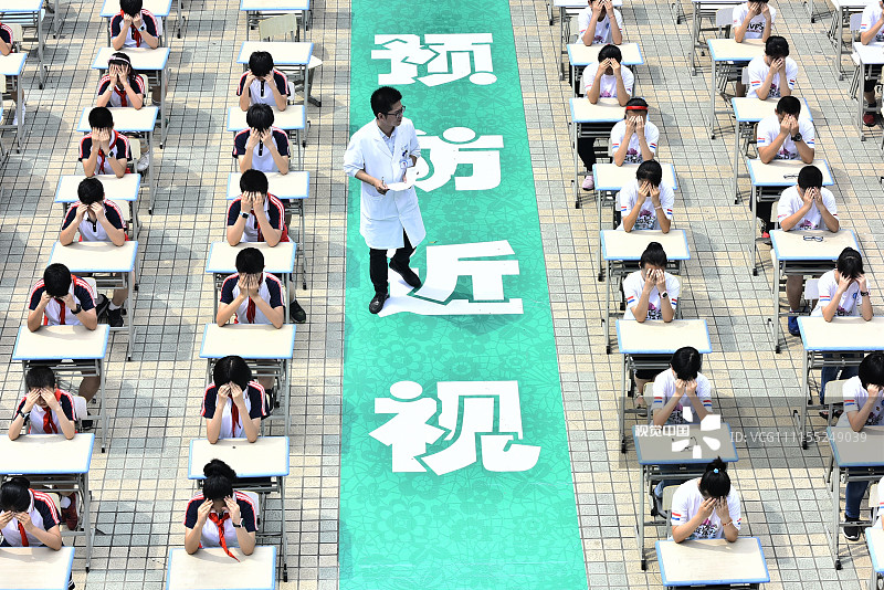 2018年6月5日，在安徽省合肥市蜀山区黄山路小学眼保健操比赛现场，学生们个个精神抖擞，随着优美的乐曲，准确地按着穴位，有节奏地揉按。