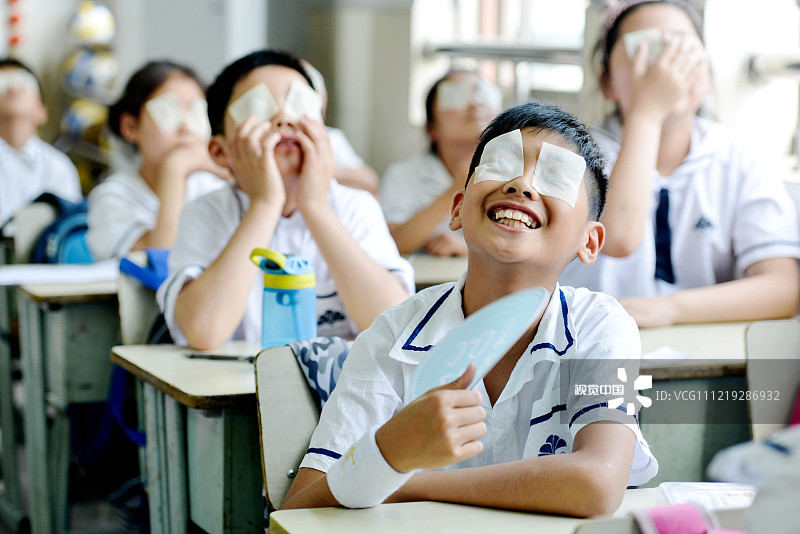 2019年6月3日，浙江省湖州市长兴县实验小学，县人民医院医共体集团的眼科医生正在为孩子们进行爱眼护眼知识普及。