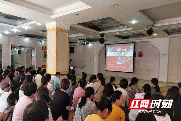 活动现场，雷教官为教师家长和小朋友们讲授消防安全知识.jpg