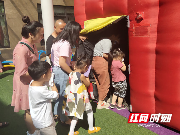 在逃生帐篷入口，小朋友们手拿湿毛巾捂住口、鼻准备进入“密室”.jpg