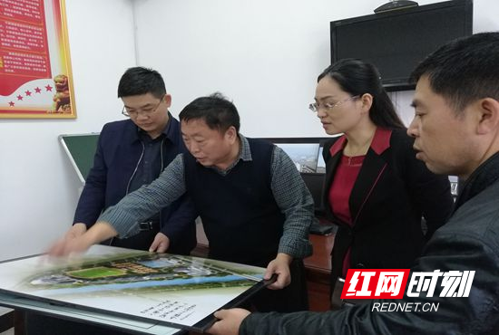 武陵源区委组织部长谢模强到武陵源区一中调研