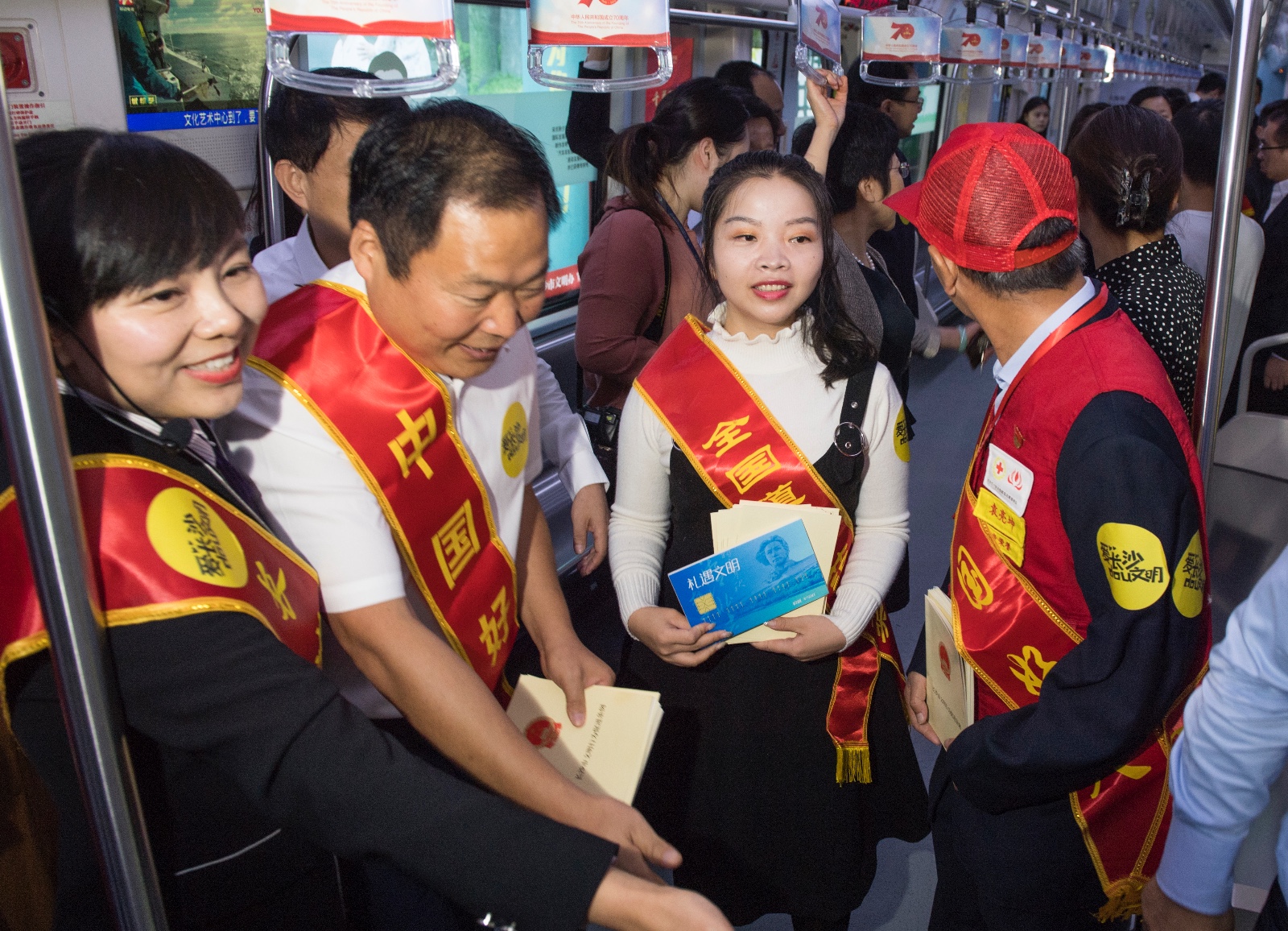10月11日，一场“我和文明有个约会”快闪活动在地铁2号线举行，车厢故事主角——袁亮坤、何平、杨士泉、廖月娥四位文明模范坐上“长沙文明号”地铁专列。长沙晚报全媒体记者  邹麟 摄