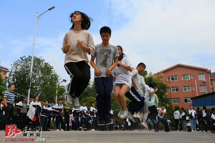 10月10日,湖南省怀化市靖州苗族侗族自治县第一中学,跳远运动员在落地