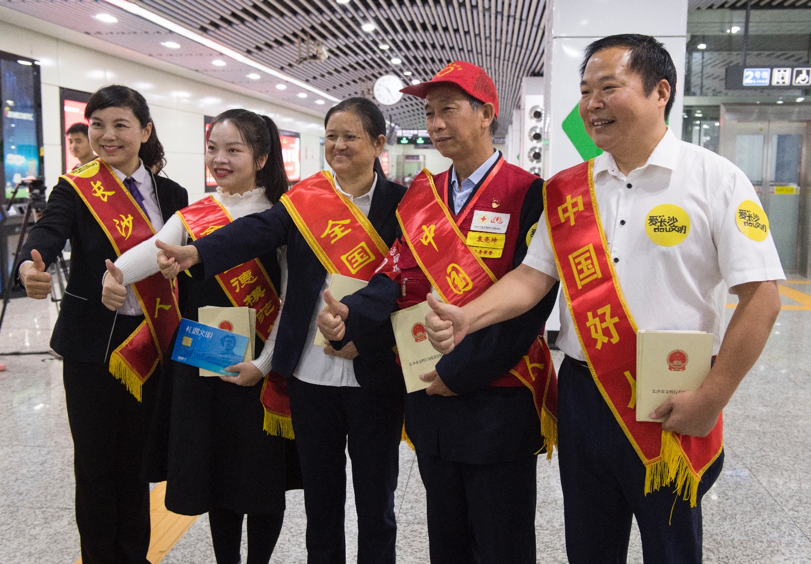 袁亮坤、何平、杨士泉、廖月娥四位文明模范为“长沙文明号”地铁专列点赞。长沙晚报全媒体记者  邹麟 摄