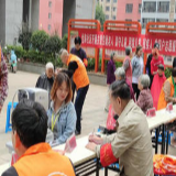 党员争当“好帮手” 撸起袖子做服务