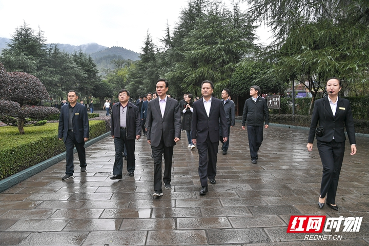龙新民来张家界考察调研