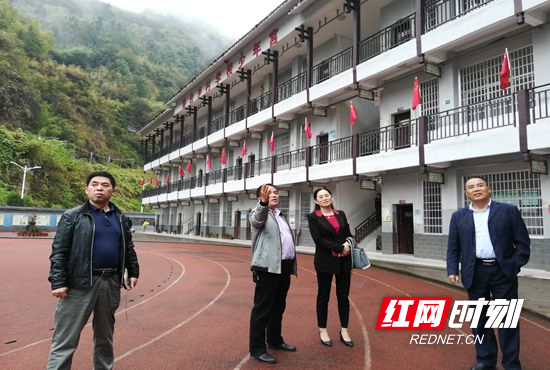 武陵源区委教育工委书记、局长唐丽到武陵源区协合乡中心学校调研