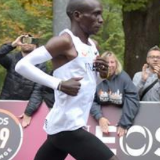 1小时59分40.2秒！基普乔盖挑战2小时马拉松成功 
