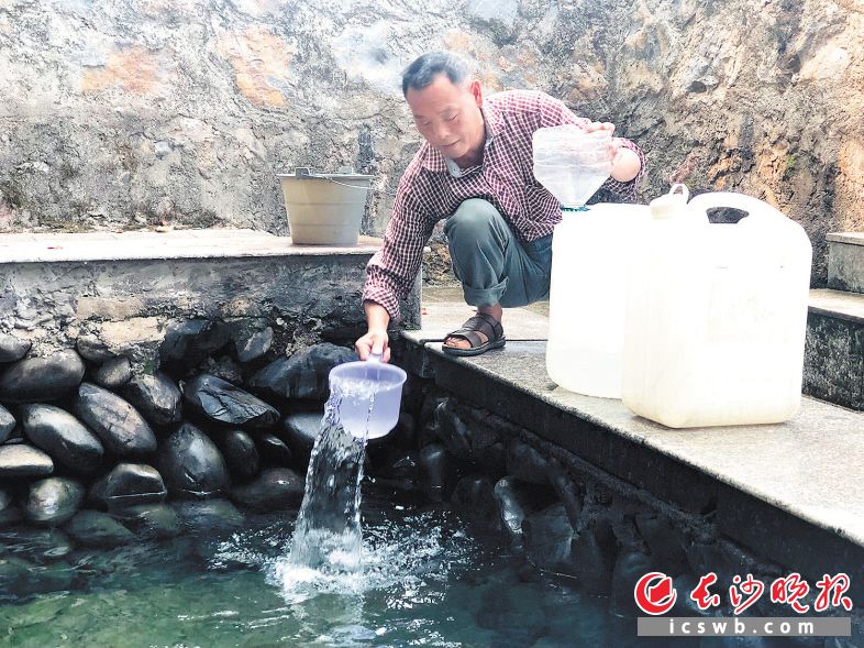 　　家住达浒镇象形村的村民王汉荣专程赶了几里路，来书香村打水。 　　长沙晚报全媒体记者 钱娟 摄