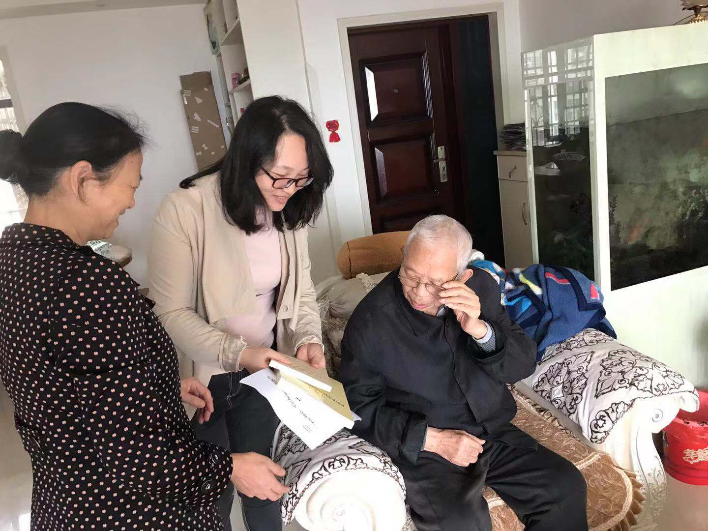 党支部成员送学上门.jpg 党支部成员送学上门.jpg