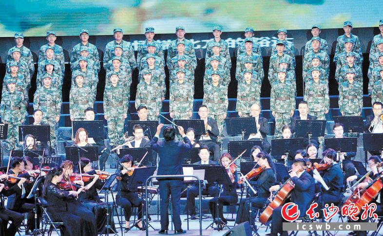 　　大型原创交响组歌《天职》在中南林业科技大学首演。长沙晚报全媒体记者 贺文兵 摄