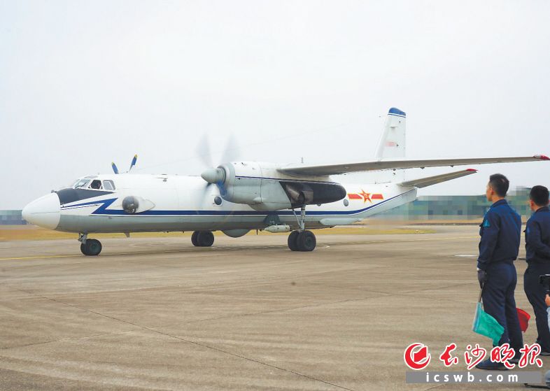 　　执行任务的“运七”飞机准备起飞。 长沙晚报通讯员 戴帅汝 摄