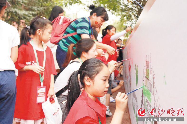 　　今年国庆期间，贝拉小镇举办万名儿童共绘700米画卷活动，结果不仅孩子画上了，家长也乐得参与其中。资料图片