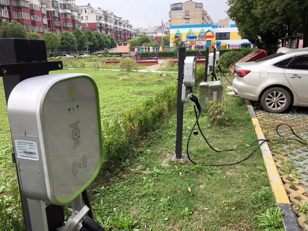 小区内的公共电站因停车功能优先，入夜后基本停满业主车辆，无法满足出租车运营结束后的充电需求。