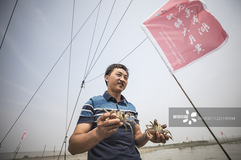 2019年6月15日，江苏淮安。天猫联合洪泽湖大闸蟹六月黄推介会暨江苏省“大闸蟹上天猫”巡湖推介启动仪式在洪泽区举行，并在围网养殖区域举行首场捕捞，正式开启了吃货们的味蕾之旅。