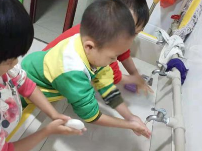 武陵源索溪中心幼儿园开展“正确洗手远离疾病”主题健康教育活动
