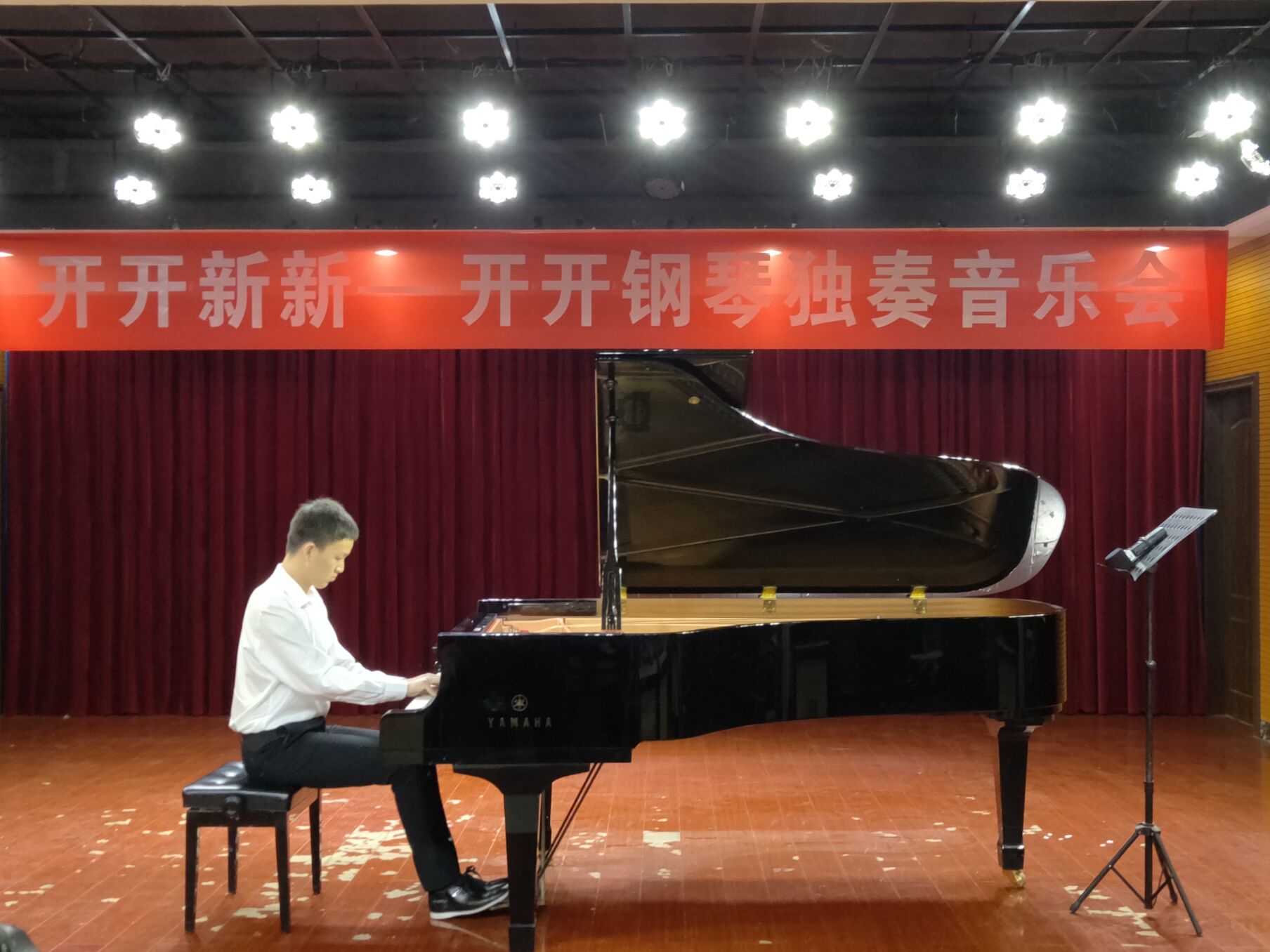 今晚，来自长沙十一中的高三学生开开的首个钢琴汇报会——“开开新新”钢琴音乐独奏会在湖南师范大学音乐学院小音乐厅举行。