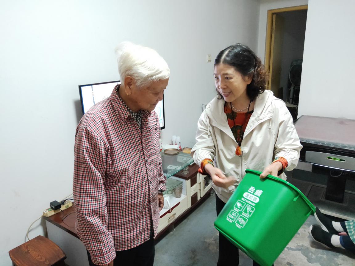 志愿者入户发放分类垃圾桶.jpg 志愿者入户发放分类垃圾桶.jpg