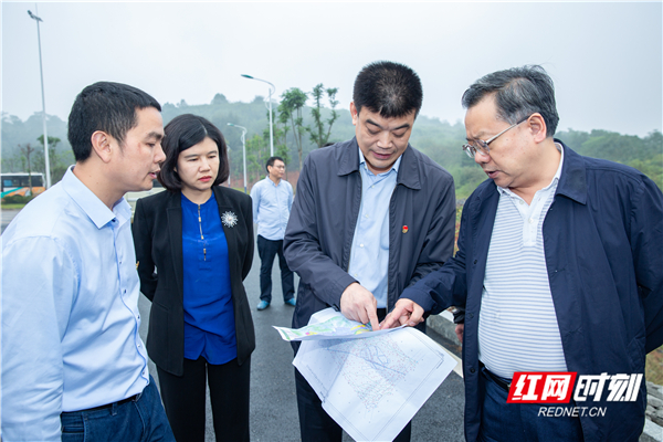易鹏飞察民情解难题确保主题教育取得成效