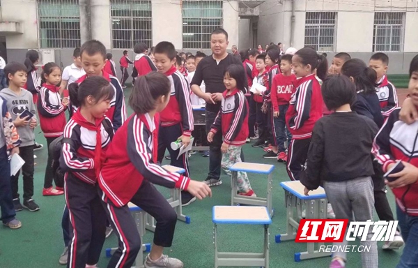 10月12日，迎春亭东方红小学的孩子们迎来了第十三届“庆十一三游艺活动”。整个校园沉浸在欢声笑语中，每个学生跃跃欲试，操场、教室一片沸腾。