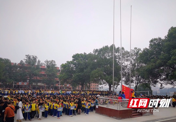 10月12日，为庆祝少先队建队70周年，法相岩小学近4千名学生在学校操场举行“我和我的祖国”为主题的合唱比赛。