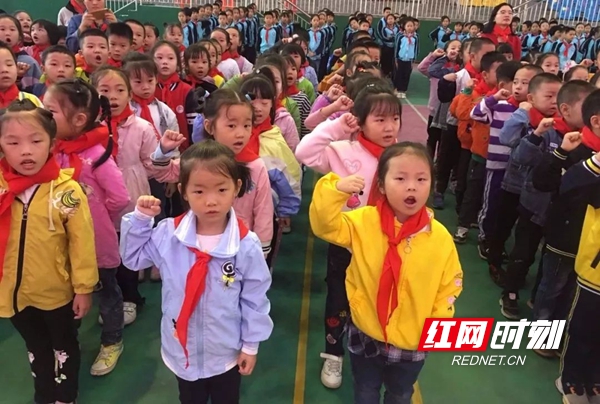 10月12日，新东中心小学举行2019年“十一三”少先队入队仪式，220名一年级学生光荣地加入到了少先队这个大集体。