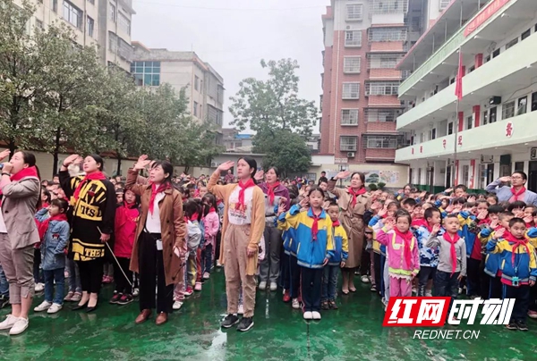 10月12日，红光小学在学校操场上举行了2019年庆祝建队70周年主题活动及入队仪式。在学校大队辅导员的带领下，全体少先队员在队旗下光荣宣誓和呼号：“时刻准备着！”
