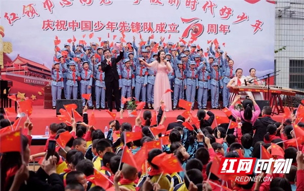 10月12日，光明小学千余名师生欢聚一堂，举办了一场别开生面的“红领巾心向党，争做新时代好队员”庆祝中国少年先锋队成立70周年文艺汇演。
