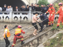 常德一男子与家人发生争吵 赌气跳桥冻到瑟瑟发抖