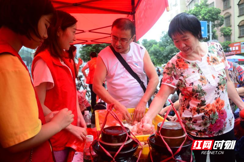 “消费扶贫 助力脱贫活动”现场农产品一销而空。.jpg