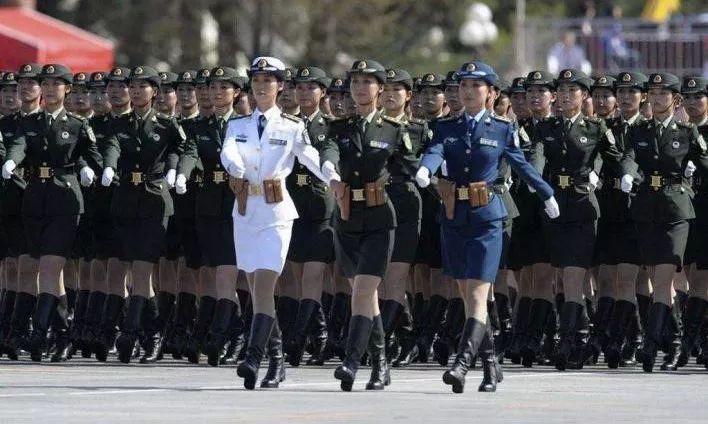 2009年国庆阅兵女兵方队领队为3人