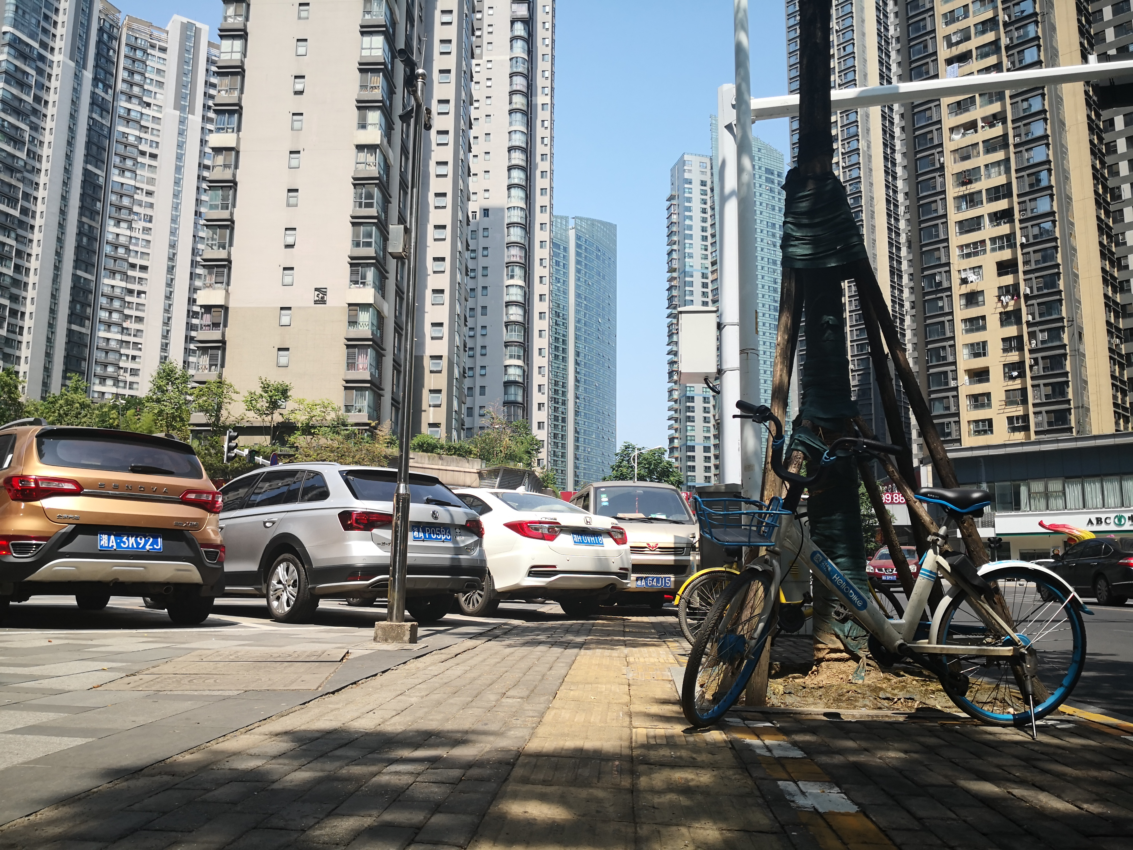 紫凤路晴岚路路口的人行道整个被私家车和共享单车堵住。