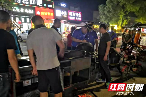 9月17日，暮云街道城管办联合执法中队就露天烧烤，占道经营进行专项整治行动现场.jpg