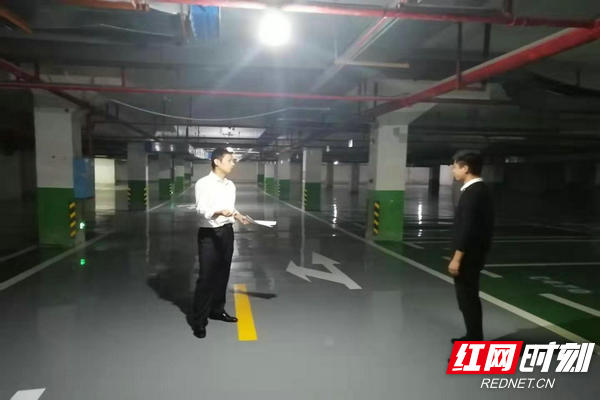 网格员实地查看车库情况.jpg