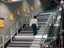广州塔地铁站设音乐楼梯 乘客爬梯奏乐