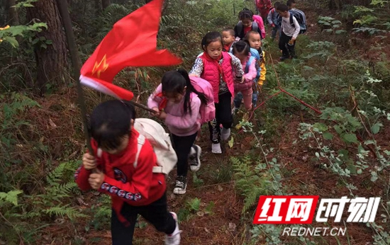 慈利县零溪镇两岔溪小学：亲近自然赏秋景