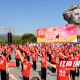 橘子洲头千人快闪 同跳社会主义核心价值观广播体操