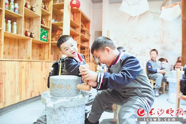 小学生在雨花非遗馆参加非遗研学旅行,通过探究性学习,与非遗传承人面对面交流,亲身感受非遗和传统文化的魅力。馆方供图
