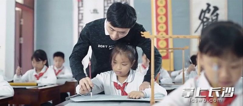 大同小学很重视书法教育。图为谭应波老师在教学生书法课。