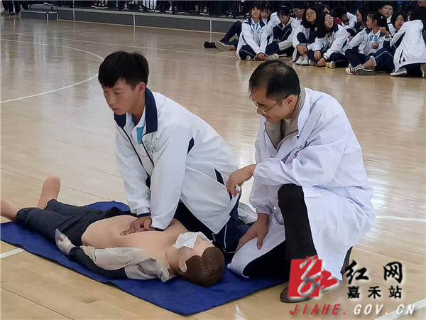 医护人员正在培训学员.jpg