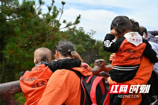 杨家界索道开展“童行杨家界，幸福童享”公益活动