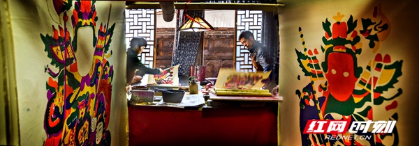 2020年鼠年首幅滩头年画《鼠庆丰年》，画面中老鼠手上提着一杆秤，秤上有两条魚，喻意年年有余；箩筐里装满稻穗和麦子等，还有植物的佛手，代表着智慧和力量。