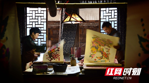 这幅2020滩头年画《鼠庆丰年》的生肖年画，是由六道工序分别进行着色而印制而成的。且每道工序的着色都有严格的要求与特别的讲究。因此，制作出的《鼠庆丰年》画面生肖栩栩如生，楚楚动人，妙趣横生，其妙无穷。