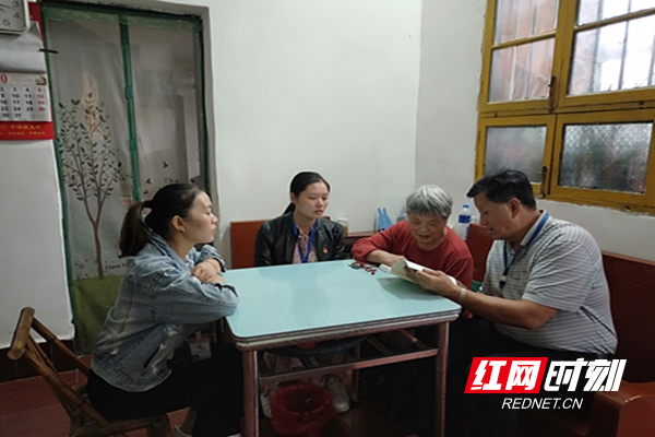 党员志愿服务队上门开展“微宣讲”收集“微心愿”.jpg