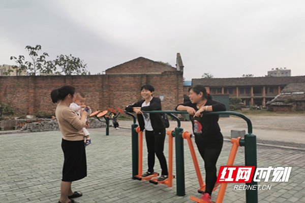 温泉路社区居民在新建文体小广场休闲娱乐.jpg