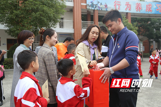 慈利县金慈实验小学：6000师生情暖重病学生