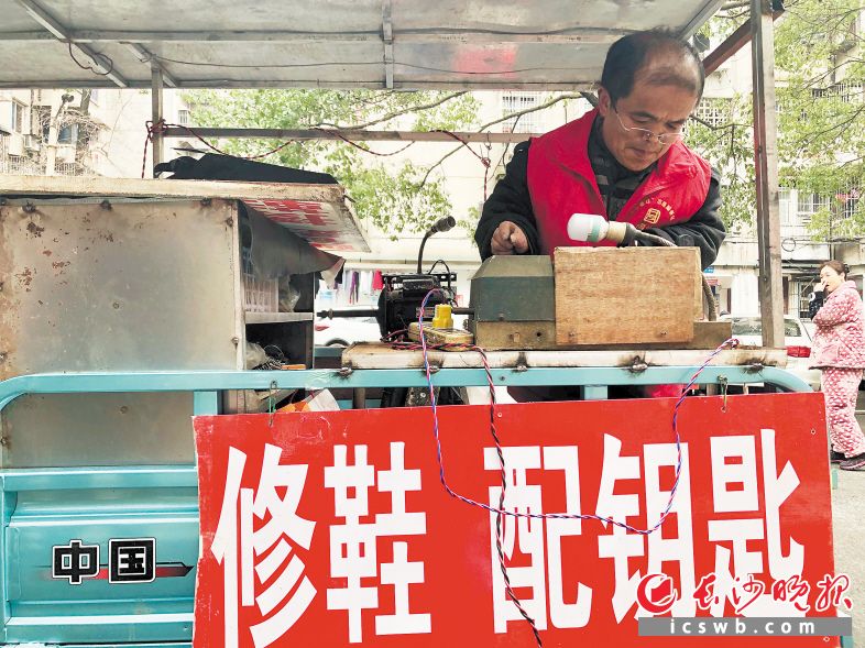 　　手艺精湛的“矮哥”陈建华有一手修鞋、配钥匙绝活，欢迎居民们参与垃圾分类公益活动，享受他的老手艺服务。长沙晚报全媒体记者 李卓 摄